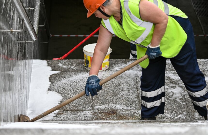Пешеходный переход на Тверской улице в Москве очистили ко Дню города 10 фото
