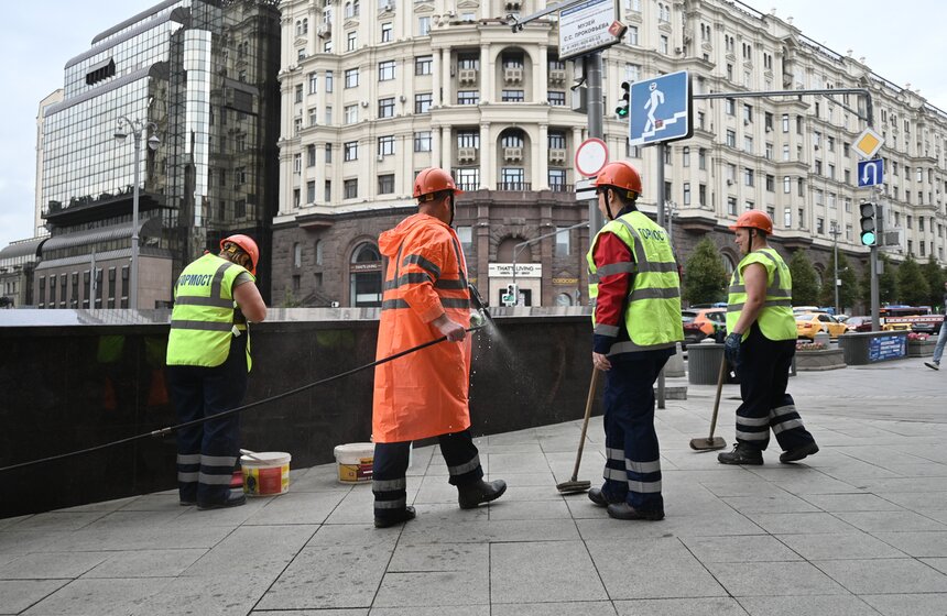 Пешеходный переход на Тверской улице в Москве очистили ко Дню города 3 фото