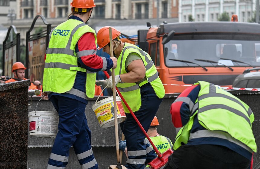 Пешеходный переход на Тверской улице в Москве очистили ко Дню города 2 фото
