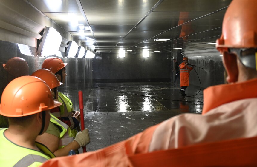 Пешеходный переход на Тверской улице в Москве очистили ко Дню города 16 фото