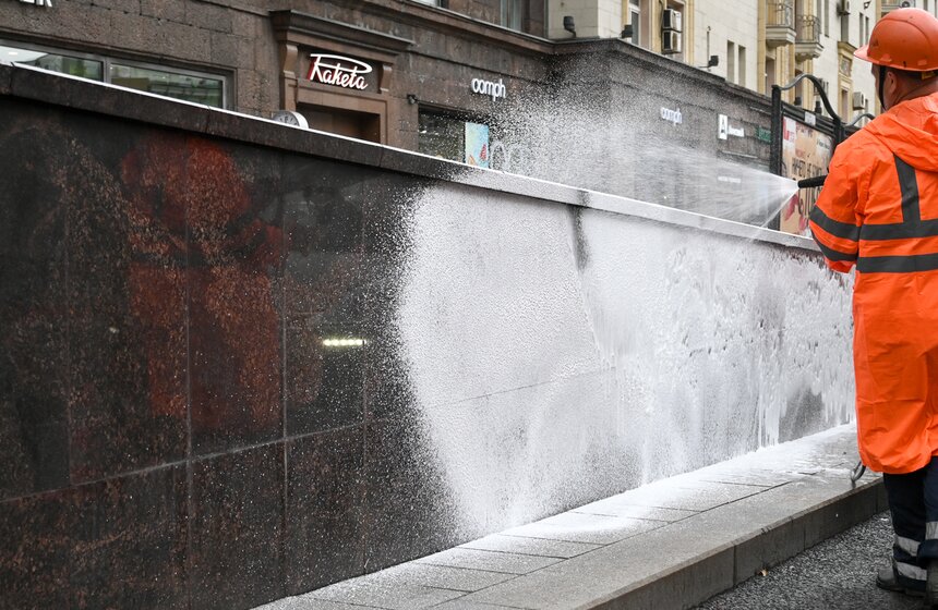 Пешеходный переход на Тверской улице в Москве очистили ко Дню города 4 фото