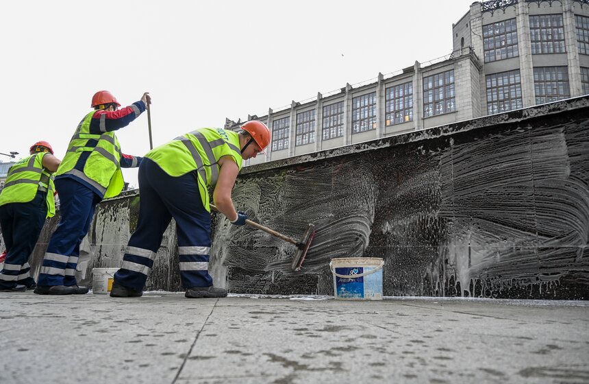 Пешеходный переход на Тверской улице в Москве очистили ко Дню города 6 фото