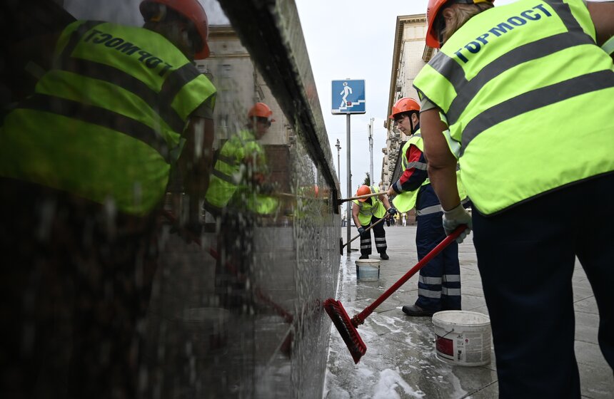 Пешеходный переход на Тверской улице в Москве очистили ко Дню города 9 фото