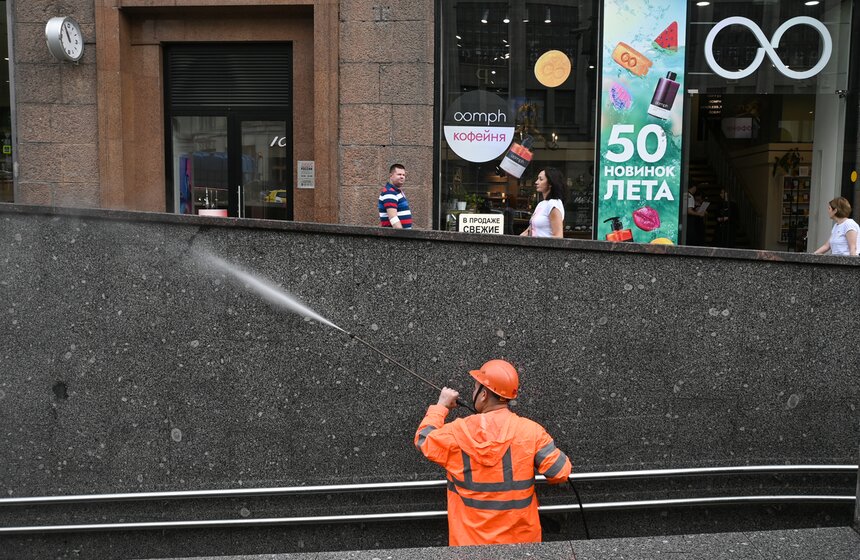 Пешеходный переход на Тверской улице в Москве очистили ко Дню города 20 фото