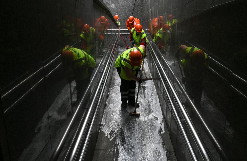 Пешеходный переход на Тверской улице в Москве очистили ко Дню города 19 фото