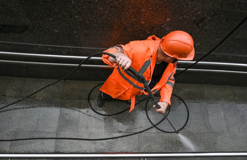Пешеходный переход на Тверской улице в Москве очистили ко Дню города 21 фото