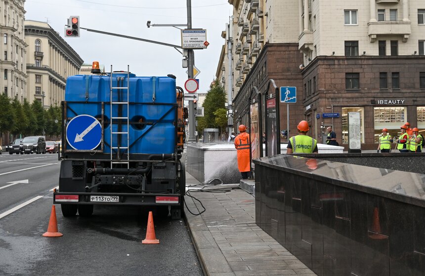 Пешеходный переход на Тверской улице в Москве очистили ко Дню города 1 фото