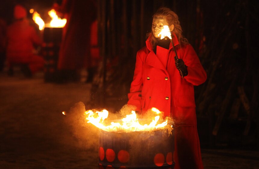 В парке Горького сожгли арт-чучело Масленицы 11 фото