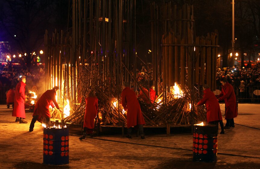 В парке Горького сожгли арт-чучело Масленицы 13 фото