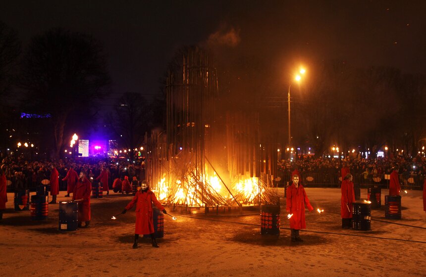 В парке Горького сожгли арт-чучело Масленицы 16 фото