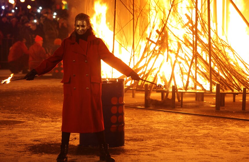 В парке Горького сожгли арт-чучело Масленицы 15 фото