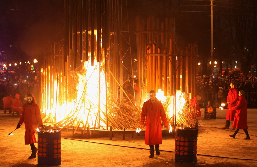 В парке Горького сожгли арт-чучело Масленицы 14 фото