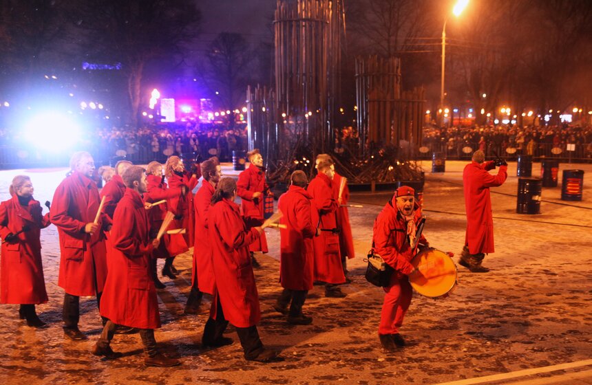 В парке Горького сожгли арт-чучело Масленицы 17 фото