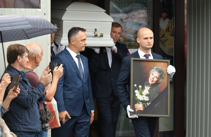 Прощание с Верой Васильевой завершилось в Театре сатиры 26 фото