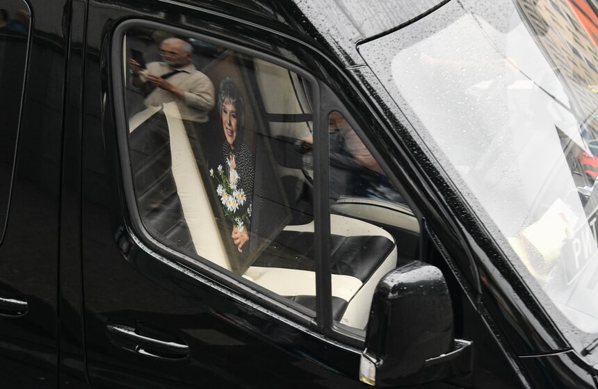 Прощание с Верой Васильевой завершилось в Театре сатиры 33 фото