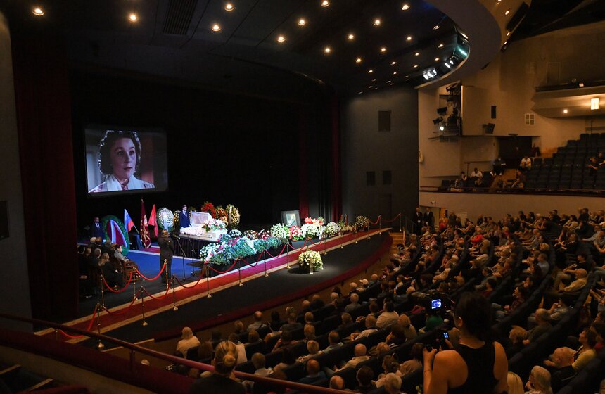 Прощание с Верой Васильевой завершилось в Театре сатиры 17 фото