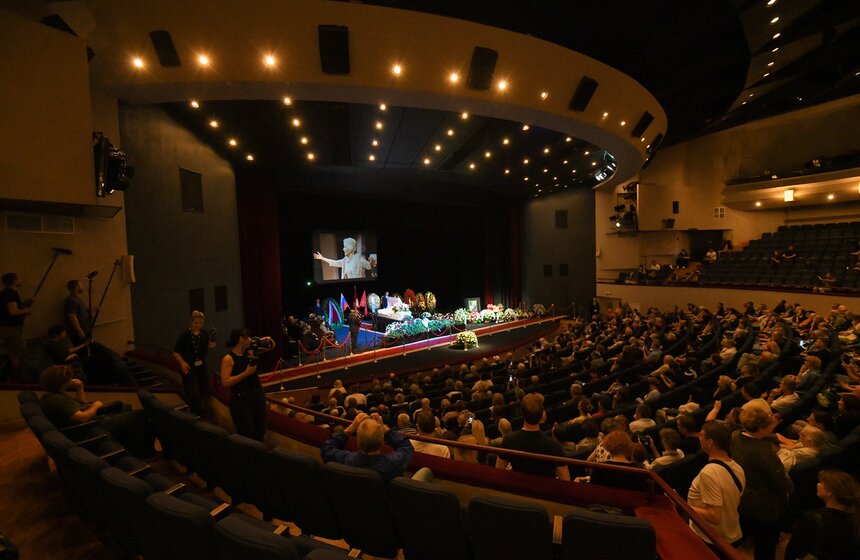 Прощание с Верой Васильевой завершилось в Театре сатиры 1 фото