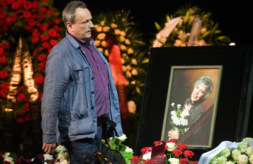 Прощание с Верой Васильевой завершилось в Театре сатиры 14 фото