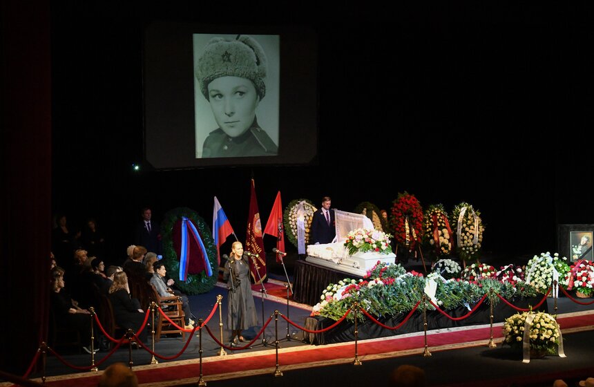 Прощание с Верой Васильевой завершилось в Театре сатиры 22 фото