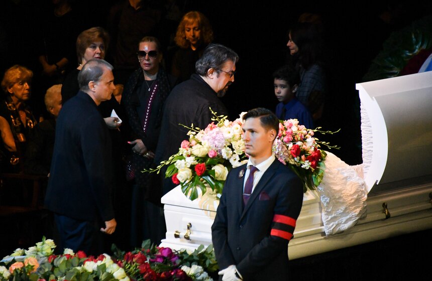 Прощание с Верой Васильевой завершилось в Театре сатиры 11 фото