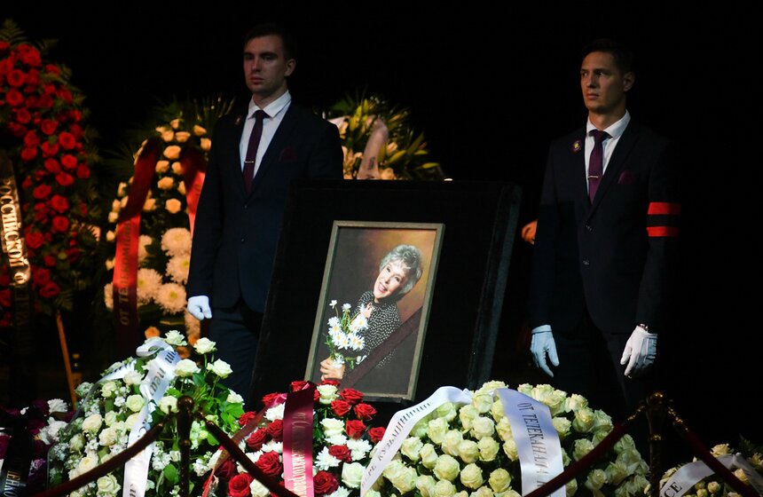 Прощание с Верой Васильевой завершилось в Театре сатиры 5 фото