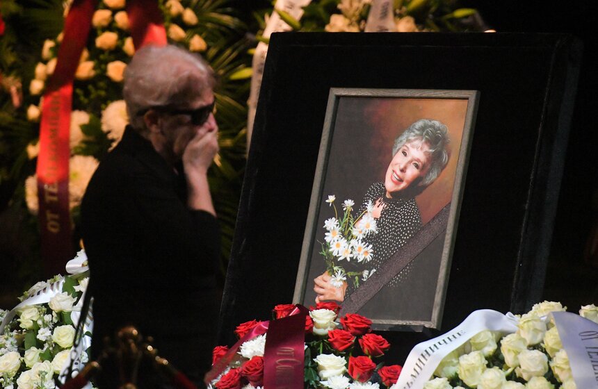 Прощание с Верой Васильевой завершилось в Театре сатиры 12 фото