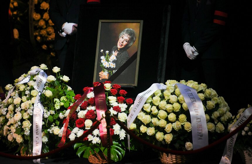 Прощание с Верой Васильевой завершилось в Театре сатиры 3 фото