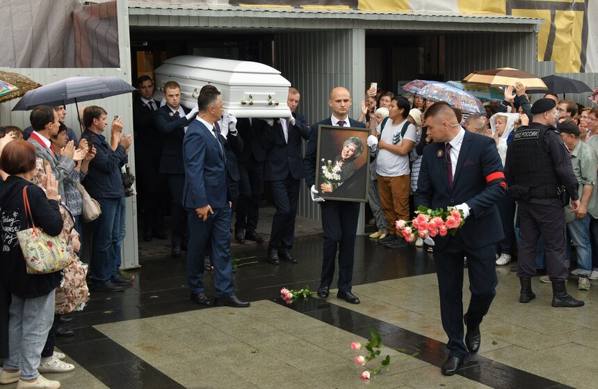 Прощание с Верой Васильевой завершилось в Театре сатиры 27 фото