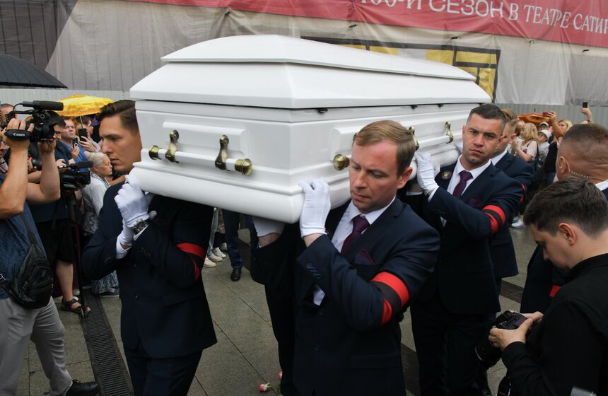 Прощание с Верой Васильевой завершилось в Театре сатиры 28 фото