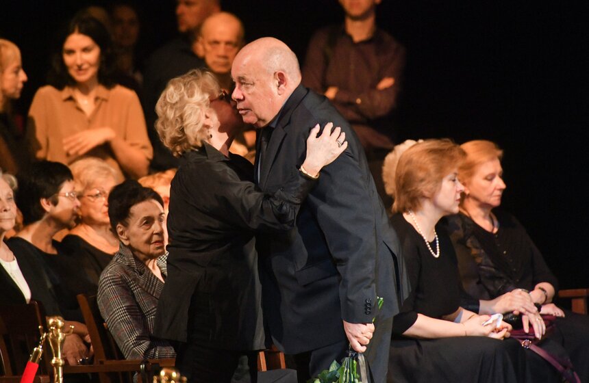 Прощание с Верой Васильевой завершилось в Театре сатиры 13 фото