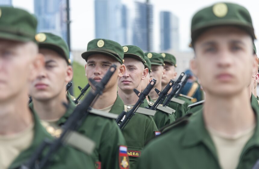 Истоки образования Семеновского лейб-гвардии полка уходят на несколько столетий назад. Его боевая летопись ведется с 1683 года, со времен Потешных войск царя Петра I.