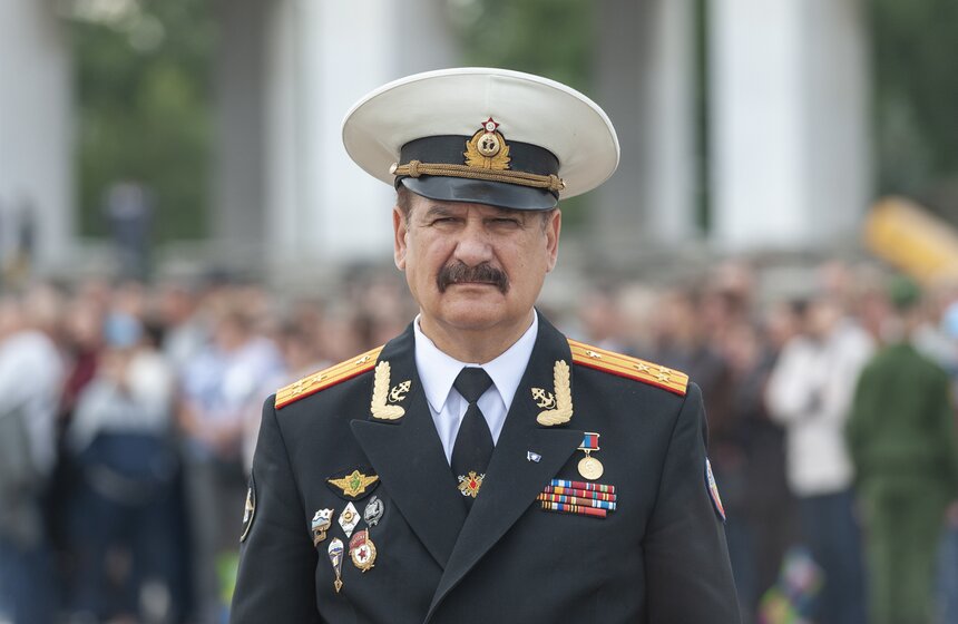 Также призывников поздравил председатель ДОСААФ города Москвы, капитан 1-го ранга запаса Вячеслав Ниниченко. "Я хотел бы пожелать родителям, чтобы они не переживали. Семеновский полк создает особый статус человека. Человека сильного духовно и физически. Это как раз тот резерв кадров, который, я надеюсь, будет управлять государством", – отметил Ниниченко. Он добавил: "Молодые юноши сегодня отмечают праздник, где участие принимали и Администрация города Москвы, Правительство Москвы, и, конечно, командование самого полка".