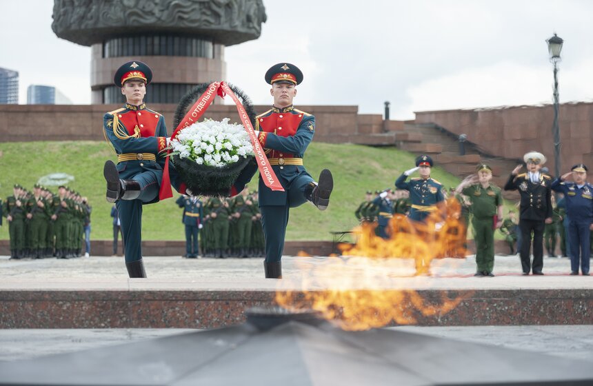 В каждом батальоне служит более 400 человек, и ежедневно на дежурство в 30 караулах выходит с оружием один из батальонов полка. Каждый военнослужащий полка в Москве в среднем заступает на службу около 100 раз в год.