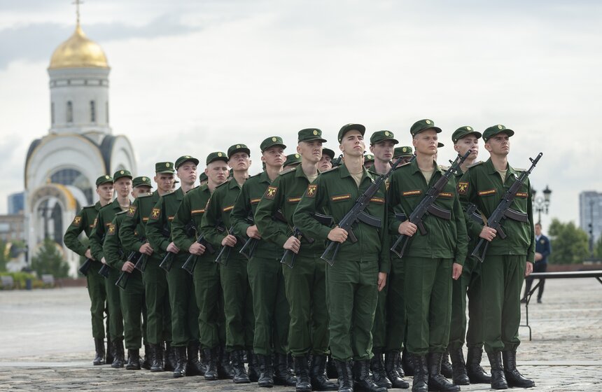 На площади перед памятником Георгию Победоносцу в этот день собрались более 400 новобранцев, а также действующие военнослужащие и близкие московских призывников. Присягу у будущих бойцов приняли командир полка полковник Сергей Потапов и заместитель командира полка по работе с личным составом майор Сергей Курышев.