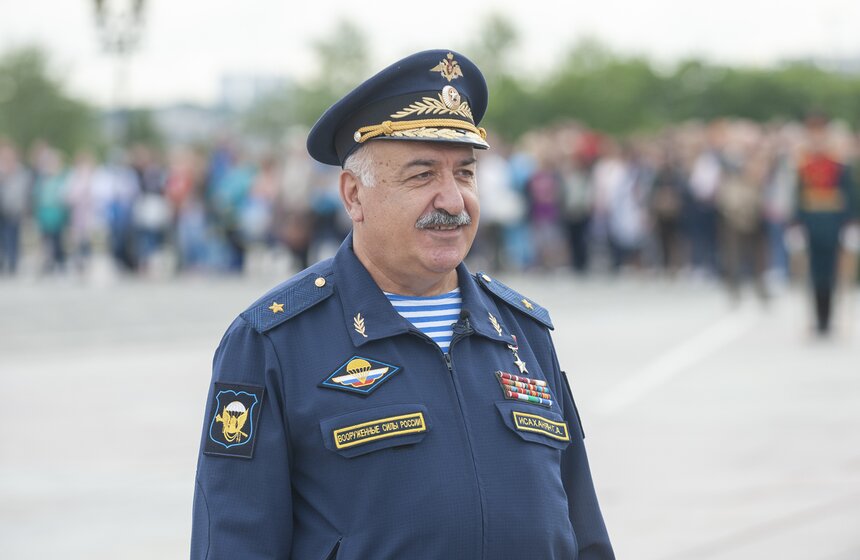 В этот торжественный день призывников поприветствовал замначальника штаба "Юнармии" Москвы генерал-майор запаса Геворк Исааханян. Он отметил, что с годами уровень физической подготовки призывников улучшается в том числе и благодаря мероприятиям для молодежи, которые проводятся в стране. По словам Геворка, у современной молодежи считается правилом хорошего тона иметь золотой значок ГТО. "Это значит укрепление здоровья. А раз укрепляется здоровье, значит, пополнение в вооруженные силы приходит более крепкое и здоровое", – подчеркнул командир.