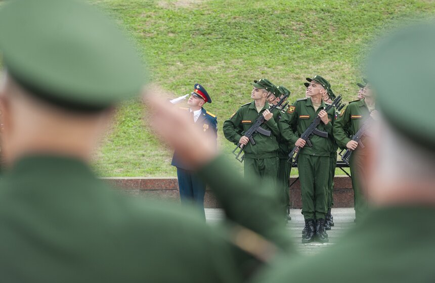В 1917 году полк был распущен, но в 2013 году на основании указа президента РФ был сформирован 1-й отдельный стрелковый Семеновский полк, вошедший в состав Вооружённых Сил Российской Федерации. Сегодня военнослужащие и гражданский персонал полка в Москве с гордостью считают себя продолжателями традиции предшественников.