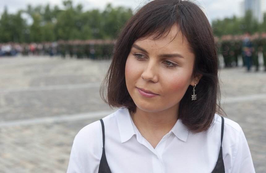 А Светлана Костикова проводила в армию своего молодого человека. Она очень рада, что его распределили в Семеновский полк. Девушка считает, что мужчина, прошедший армию, это в первую очередь опора, которая дает уверенность в завтрашнем дне. "Это такой пример, благодаря которому я сама пытаюсь делать что-то дополнительное. Чтобы, когда он вернется, не просто сказать, что я скучала", – улыбается девушка. За период, пока любимый будет служить, Светлана планирует попробовать себя в роли волонтера и направить свободное время на добрые дела.