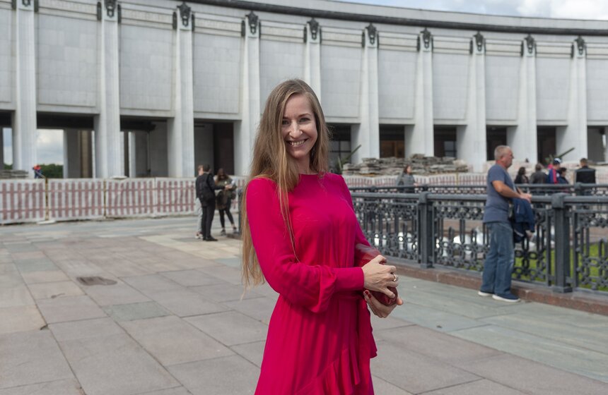 Своими улыбками осветили это мероприятие родители московских призывников, девушки и сестры новобранцев. Москвичка в третьем поколении Ольга Настина сегодня пришла посмотреть, как принимает присягу ее сын Даниил. Парень специально взял в институте академический отпуск, чтобы пройти армию. "Я даже не могла представить, что у нас будет такое торжественное мероприятие на исторической памятной площадке в Москве! И очень горда тем, что все ребята, сыновья, попали в столь почетный Семеновский полк, им дали возможность здесь присягнуть нашей стране", – с радостью поделились мать призывника.