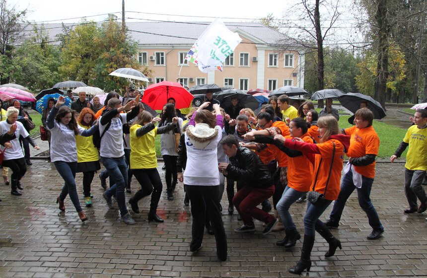 В Москве прошел флешмоб "Навестите родителей" 6 фото