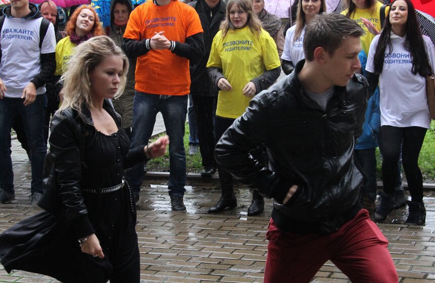 В Москве прошел флешмоб "Навестите родителей" 5 фото