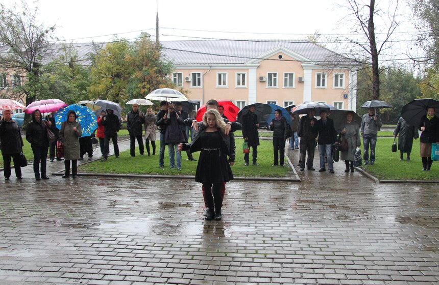 В Москве прошел флешмоб "Навестите родителей" 4 фото