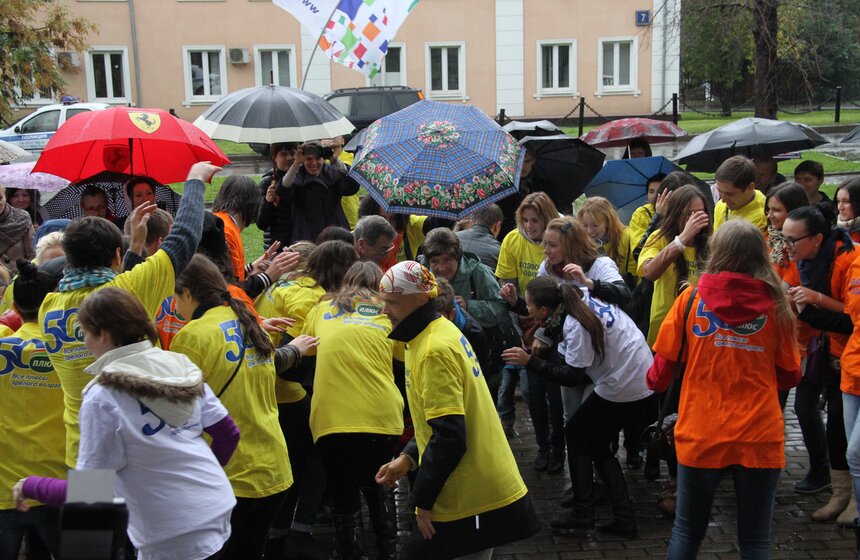 В Москве прошел флешмоб "Навестите родителей" 9 фото