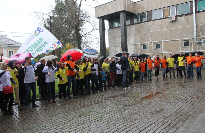 В Москве прошел флешмоб "Навестите родителей" 8 фото