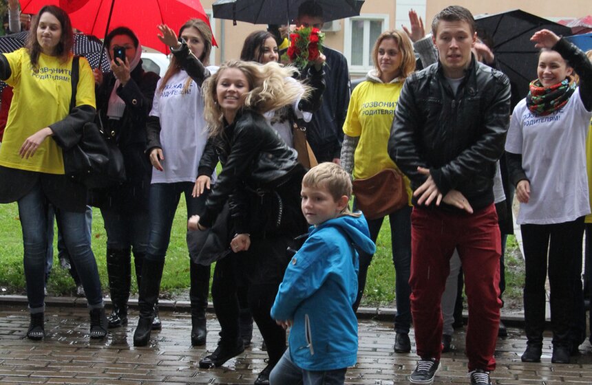 В Москве прошел флешмоб "Навестите родителей" 7 фото