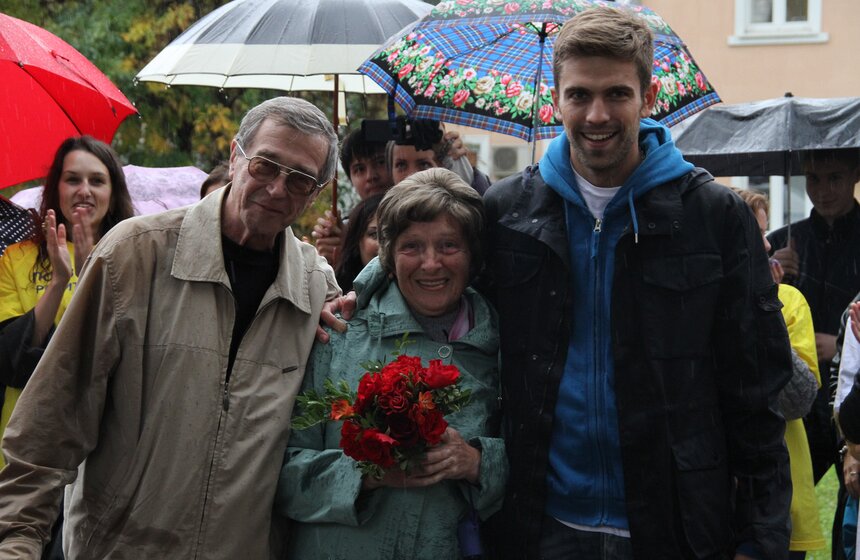 В Москве прошел флешмоб "Навестите родителей" 10 фото