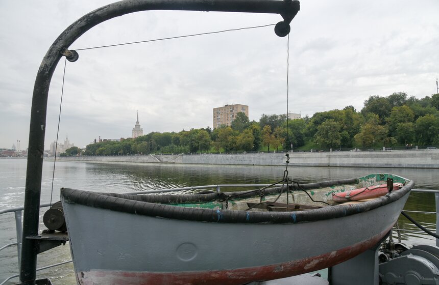 Специалисты Мосводостока очистили водную гладь Москвы-реки 6 фото