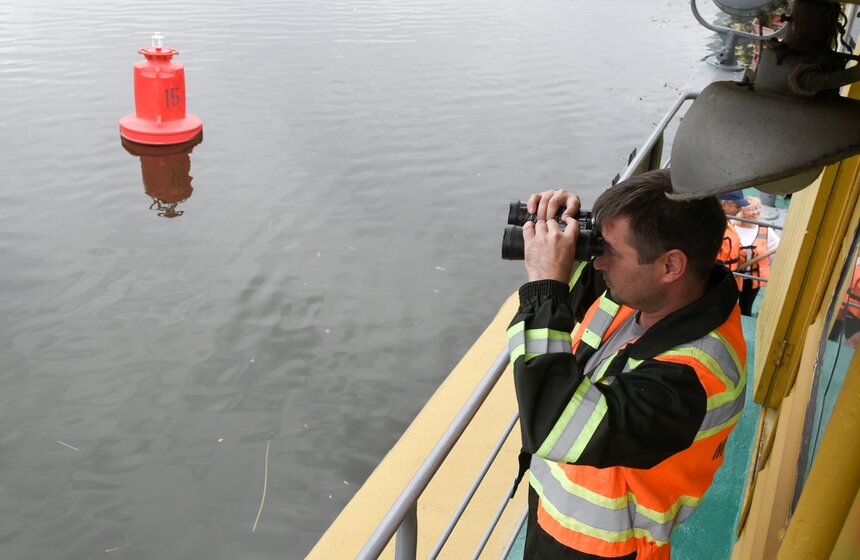 Специалисты Мосводостока очистили водную гладь Москвы-реки 16 фото