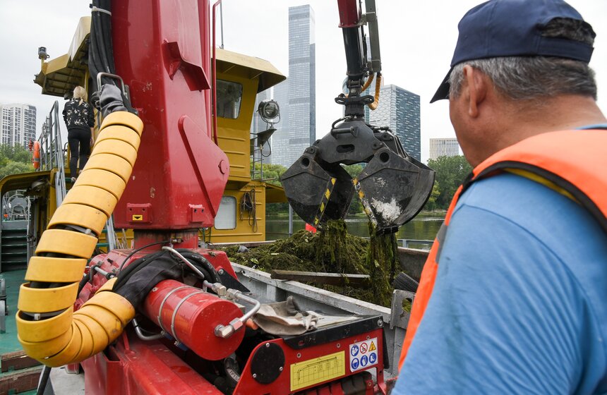 Специалисты Мосводостока очистили водную гладь Москвы-реки 12 фото