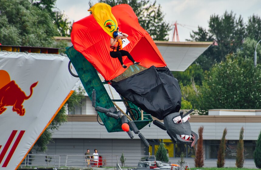 "Люля-Кебабочка" и "Шаурмяу". В Москве состоялся фестиваль Red Bull Flugtag – 2019 27 фото