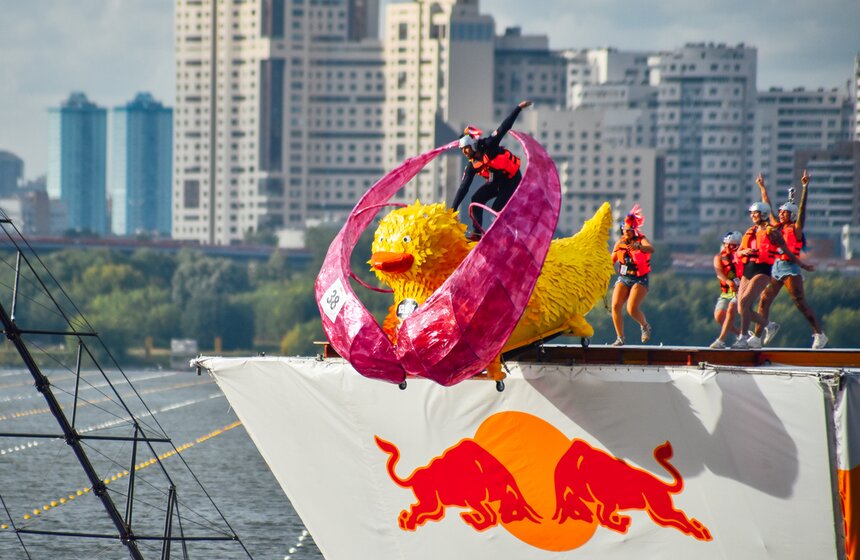 "Люля-Кебабочка" и "Шаурмяу". В Москве состоялся фестиваль Red Bull Flugtag – 2019 32 фото